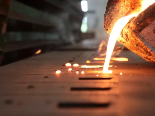 Iron molten metal pouring in sand mold ; green sand process