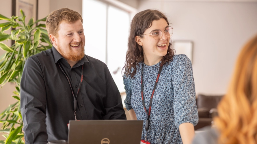 Two Atradius colleagues sharing a comment in a breakout area