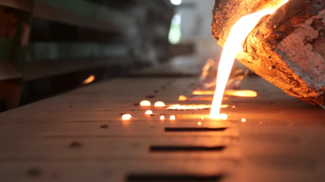 Iron molten metal pouring in sand mold ; green sand process