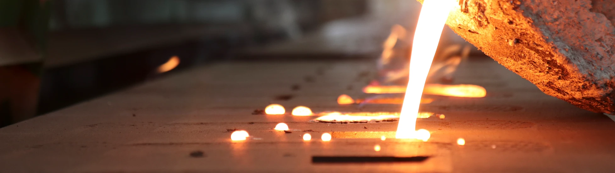 Iron molten metal pouring in sand mold ; green sand process